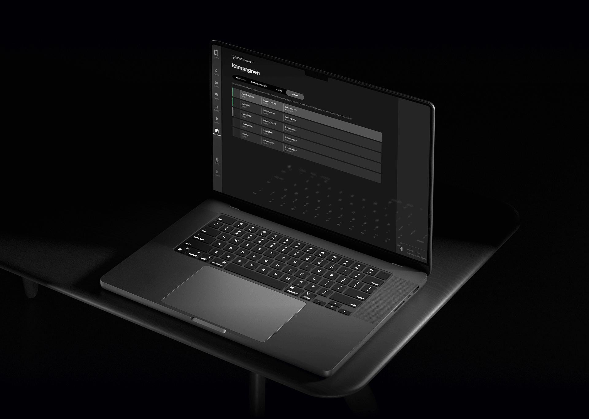 ein aufgeklappter Laptop mit der KMS-Oberfläche für Kampagnen