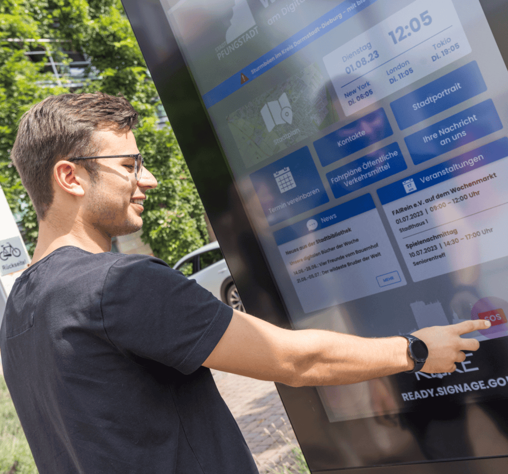Beidseitige Displa-Stelen gibt es auch mit Touch-Funktion. Informationsterminal und weit sichtbares Begrüßungsdisplay in einem.