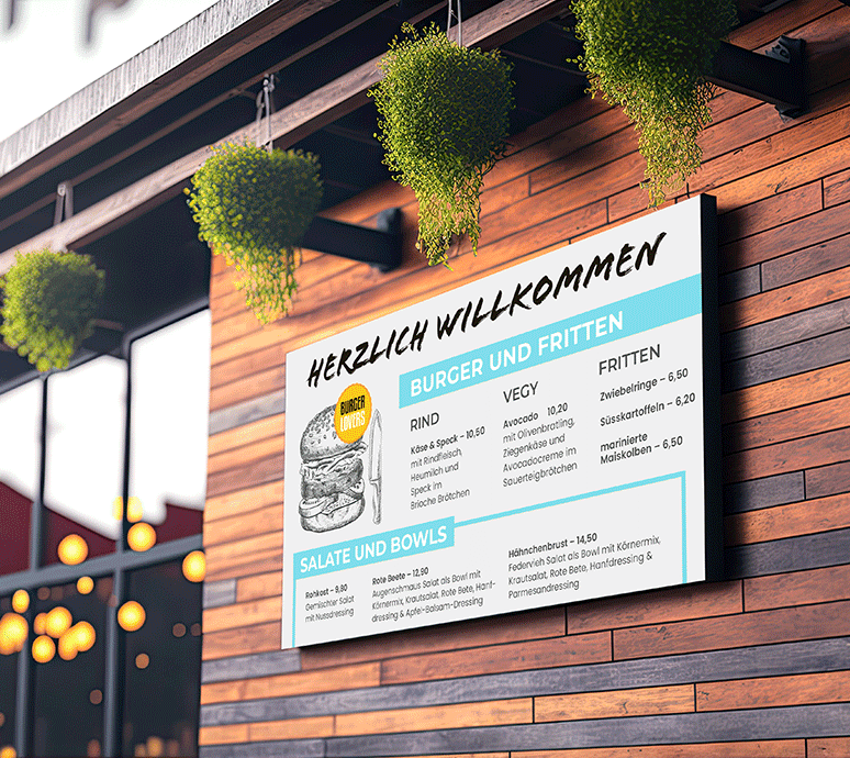 Digitale Menütafel an der Fassade des Restaurants