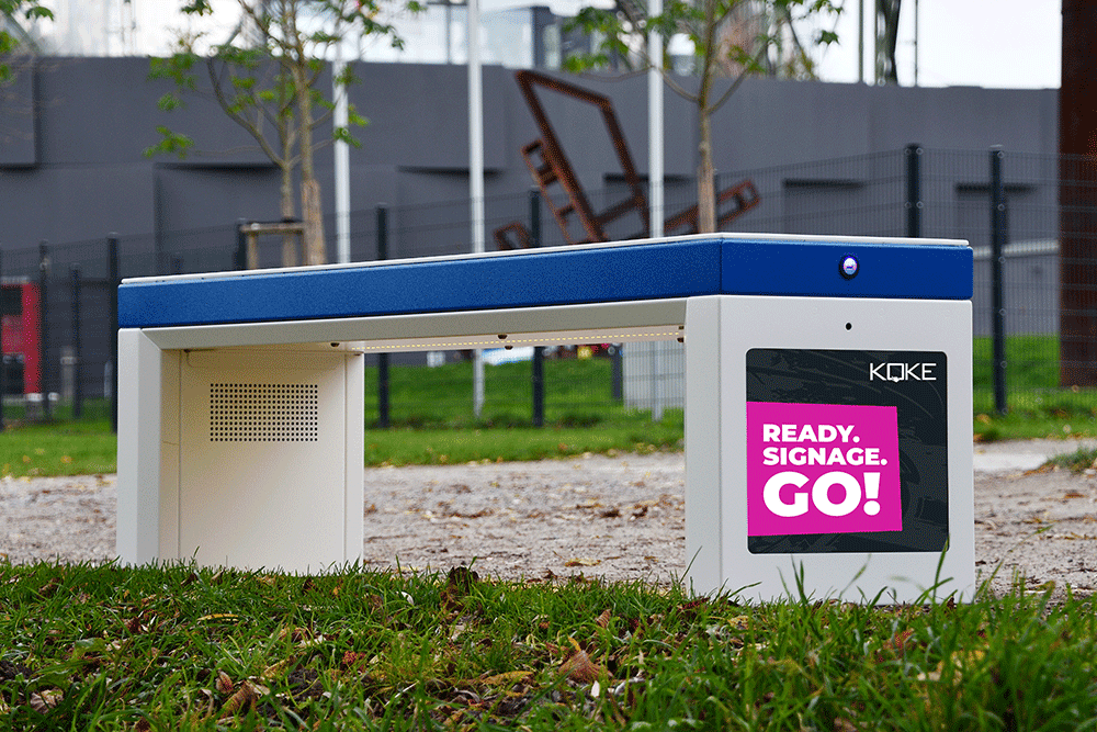 Es gibt vielfältige Konzepte und Ideen für Outdoor-Signage-Lösungen: hier die smarte und nachhaltige ibench