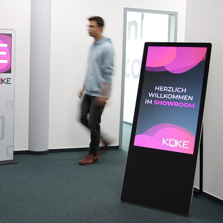 Nutze Deinen flexiblen digitalen Kundenstopper unter anderem für die Gästebegrüßung in Deinem Unternehmen 