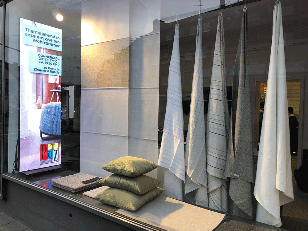 Auch in Deinem Schaufenster ist ein digitales Roll-Up ein wirkungsvolles Element und Kundenstopper
