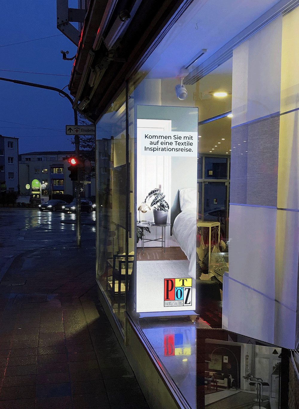 Digitale Roll-Ups sind flexible Eyecatcher und können auch gut im Schaufenster platziert werden