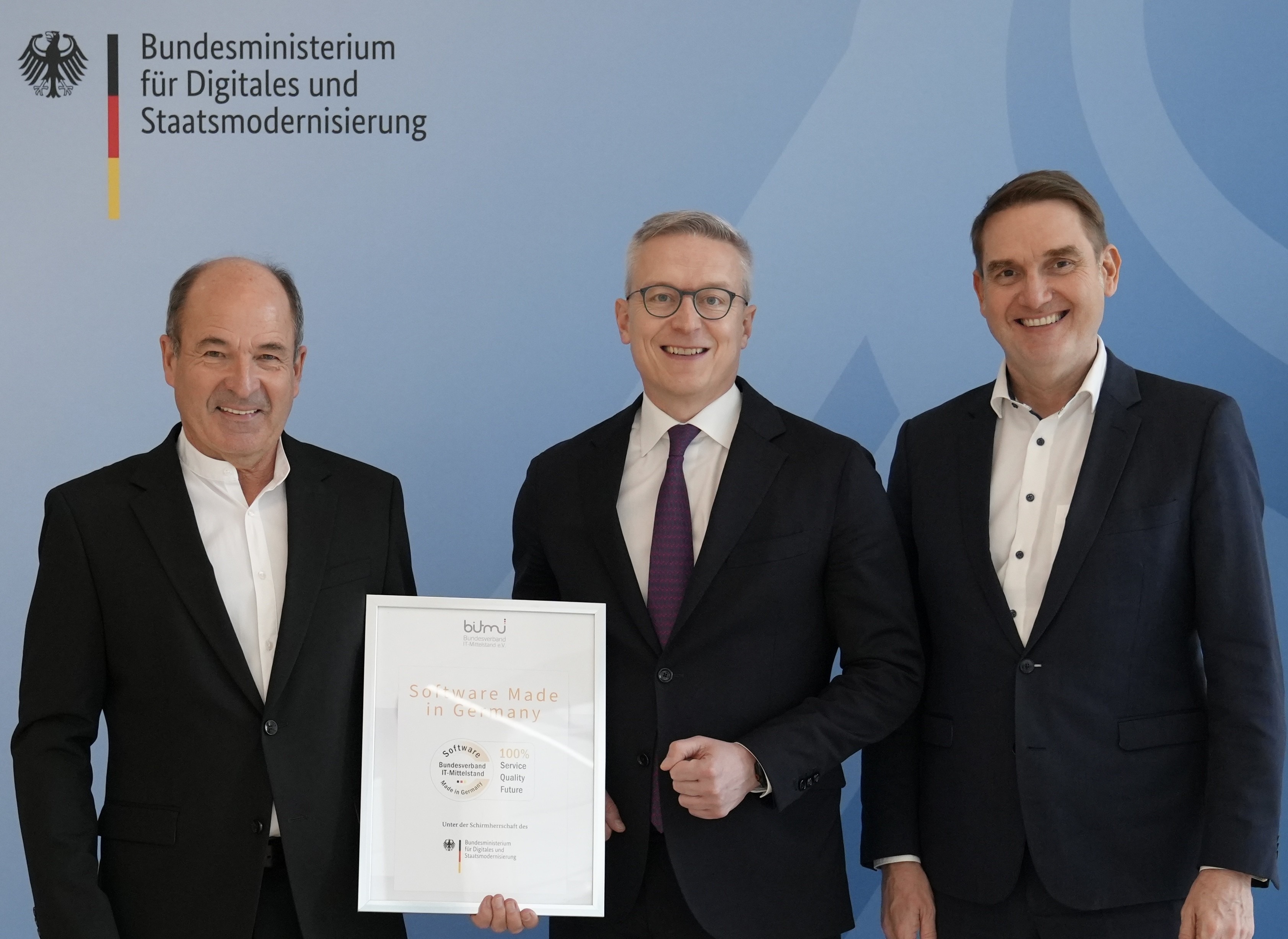Schirmherrschaft_Software Made in Germany_BITMi-Vizepräsident Martin Hubschneider, Bundesdigitalminister Dr. Karsten Wildberger und BITMi-Präsident Dr. Oliver Grün (vlnr.) bei der Übergabe der Schirmherrschaft (© BMDS)