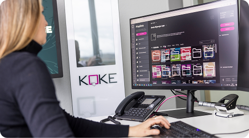 Eine Frau arbeitet am Computer mit der Digital S