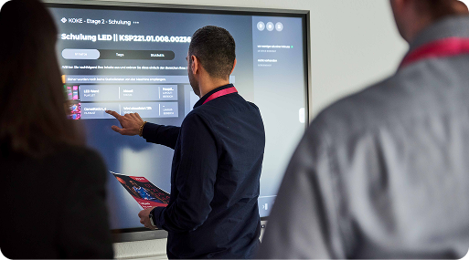 Ein Mann arbeitet an einem großen Touch-Display in der Content-Management-Software KMS von KOKE