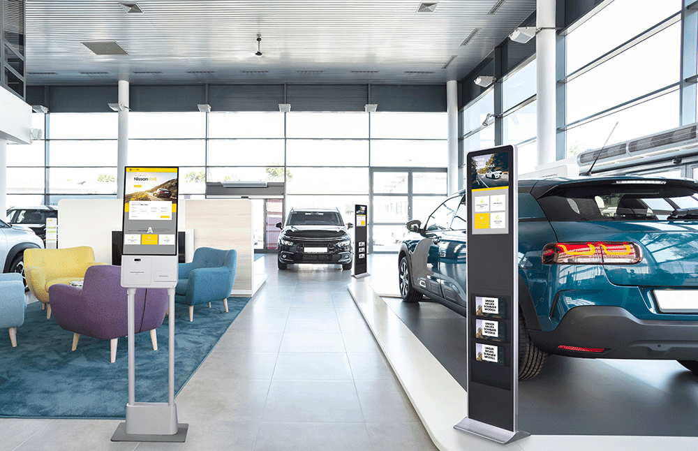 Digitaler Kundenstopper und Touch-Stele zur Kundeninformation im Autohaus