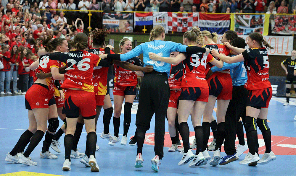 Freudensprünge bei den Handball-Damen der Flames über den Titel des Deutschen Vizemeisters