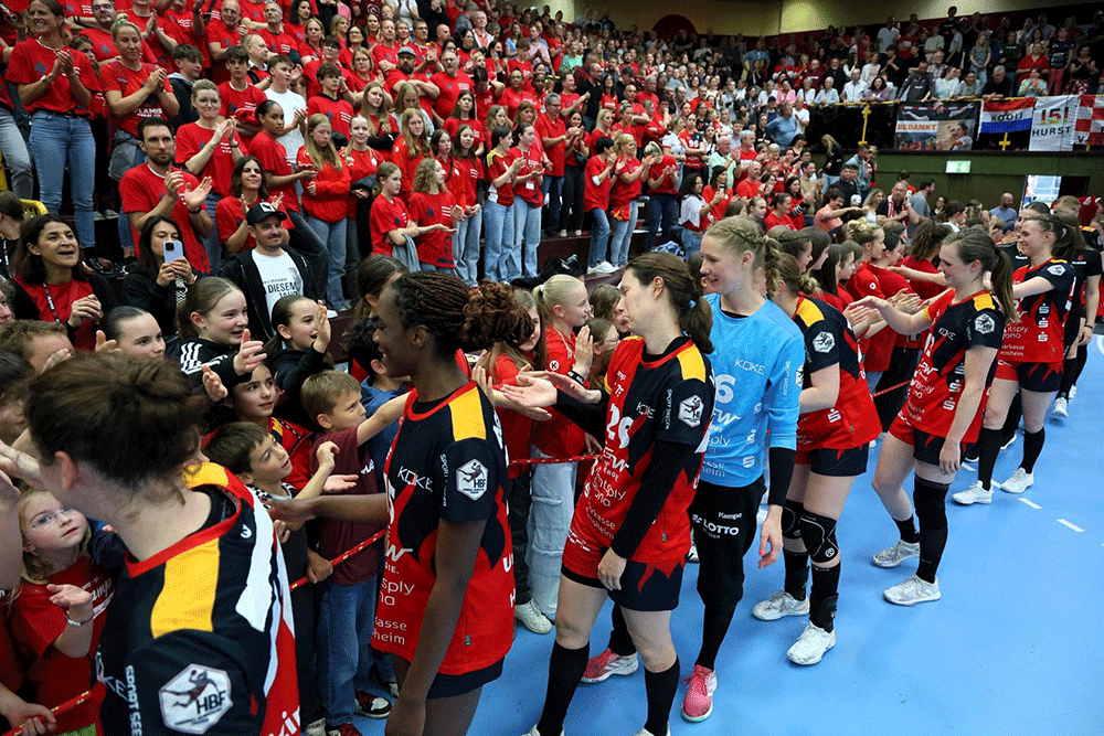 Die kleinen Fans gratulieren den Spielerinnen der Flames zum Titel des Deutschen Vizemeisters