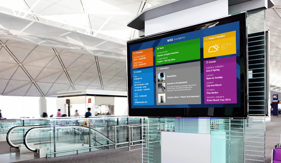 Digitale Beschilderung mit wertvollen Nachrichten, Informationen und Wegeleitung im Bahnhof oder Flughafen
