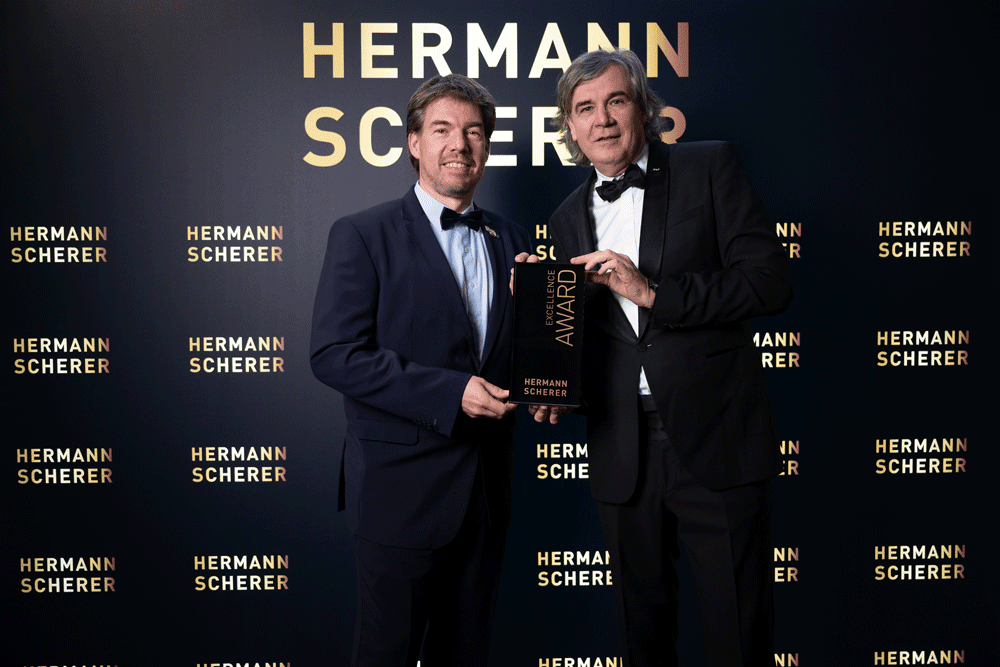 Dirk Koke wird von Hermann Scherer mit dem Excellence Award ausgezeichnet