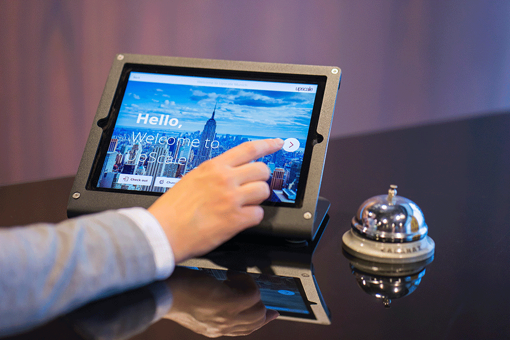 Tourismus- und Buchungsservice mit Digital Signgage-Touch-Geräten für Hotelgäste