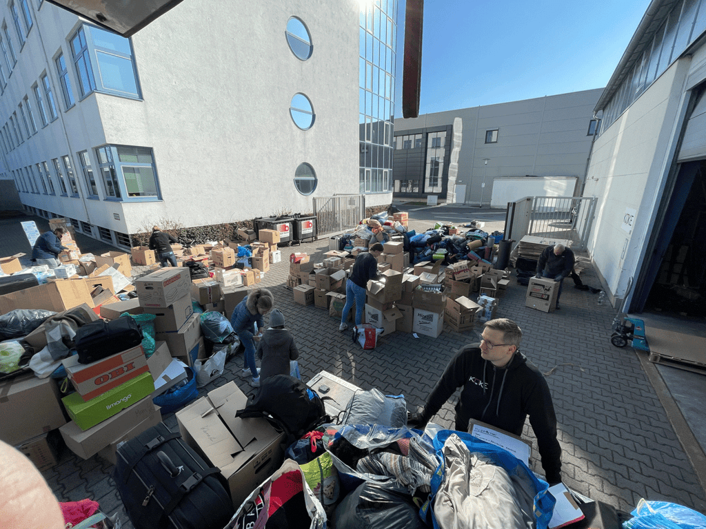 Bei KOKE in Pfungstadt sortieren Mitarbeiter und freiwillige Helfer die vielen Spenden aus Pfungstadt und Umgebung für die Ukraine.