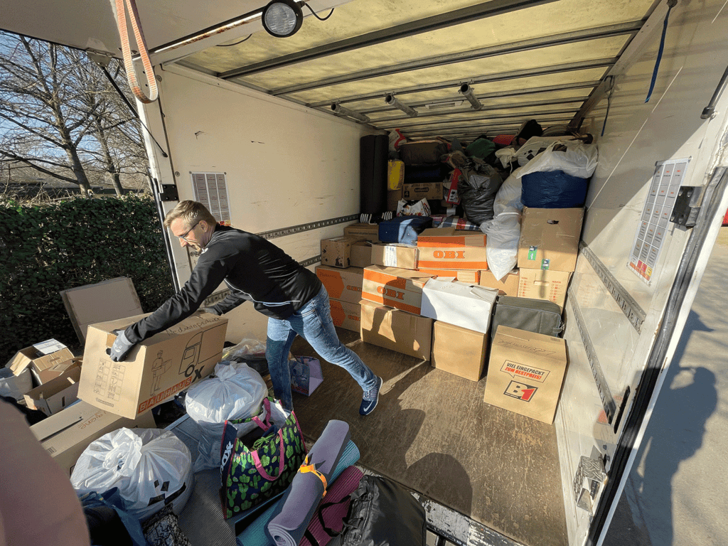 Spenden für die Ukraine werden von KOKE gesammelt, sortiert und an die ukrainische Grenze gebracht.